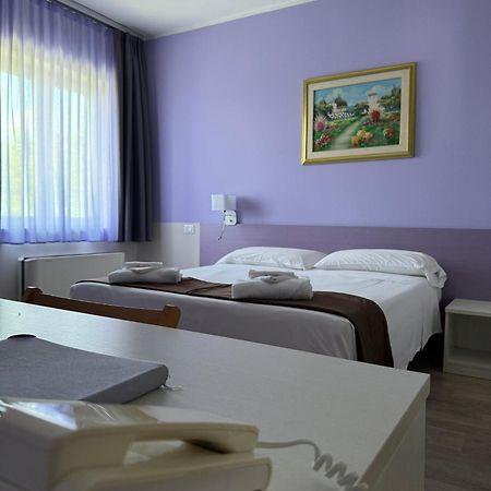 Albergo Trattoria Italia Desenzano del Garda Bagian luar foto