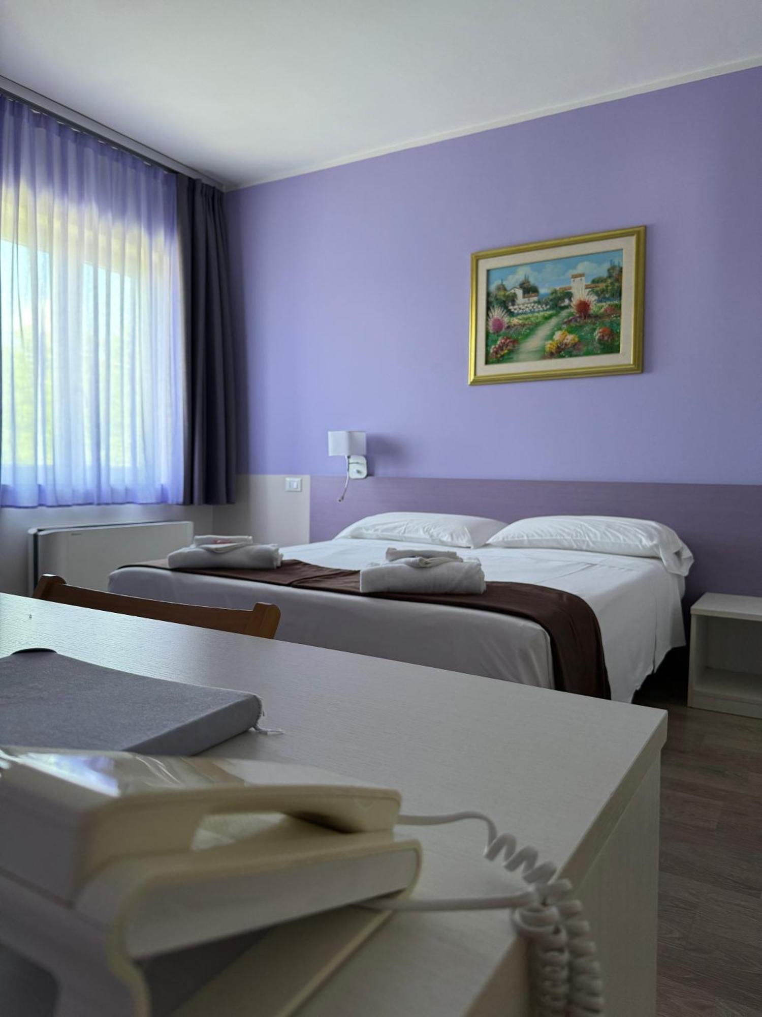 Albergo Trattoria Italia Desenzano del Garda Bagian luar foto