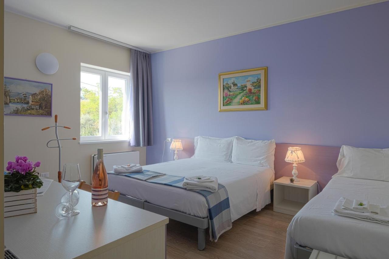 Albergo Trattoria Italia Desenzano del Garda Bagian luar foto